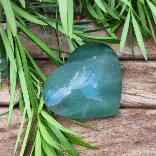 Coração de pedra verde para decoração de jardim