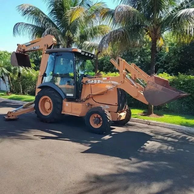 Retroescavadeira 580M Ano 2012