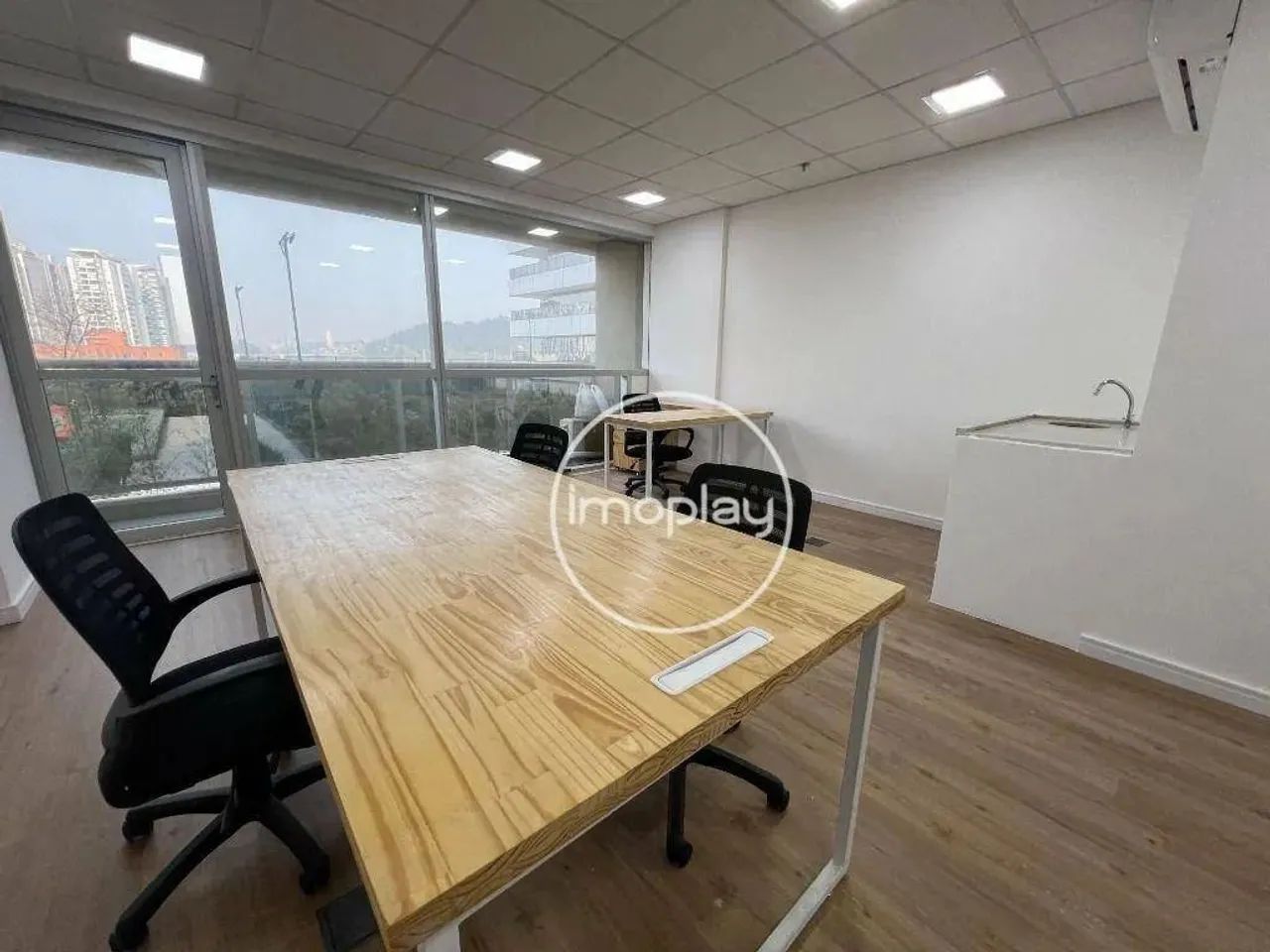 Sala comercial na Nações unidas Mobiliada de 37m com 1 vaga de garagem.
