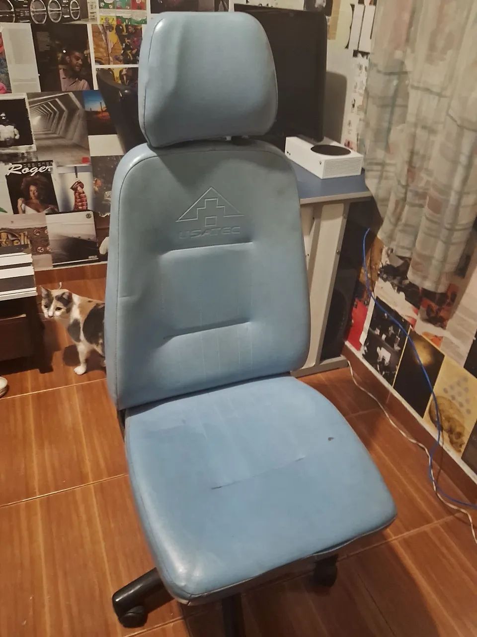 Cadeira de escritório azul com encosto - Foto 2
