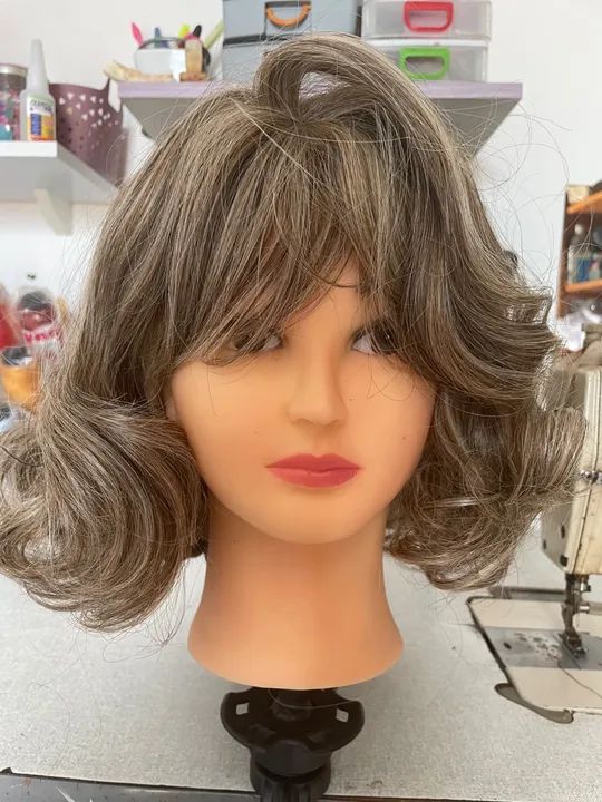 Peruca de cabelo castanho com franja - Foto 4