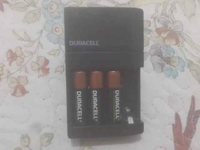 Carregador Pilhas Duracell c/ pilhas AA - 2.500 mAh