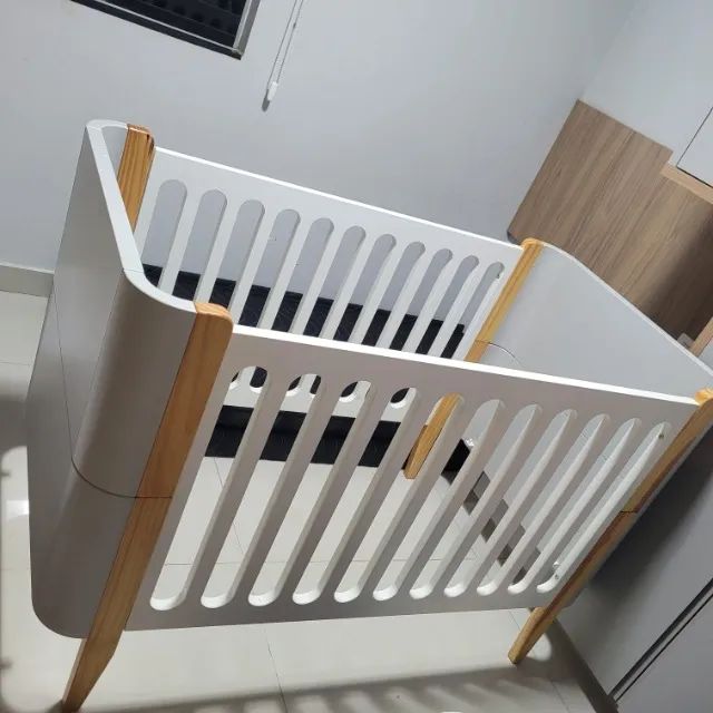 Berço Evolutivo Bo 3 em 1 Cinza Grades Brancas Pés Jequitibá - Foto 4