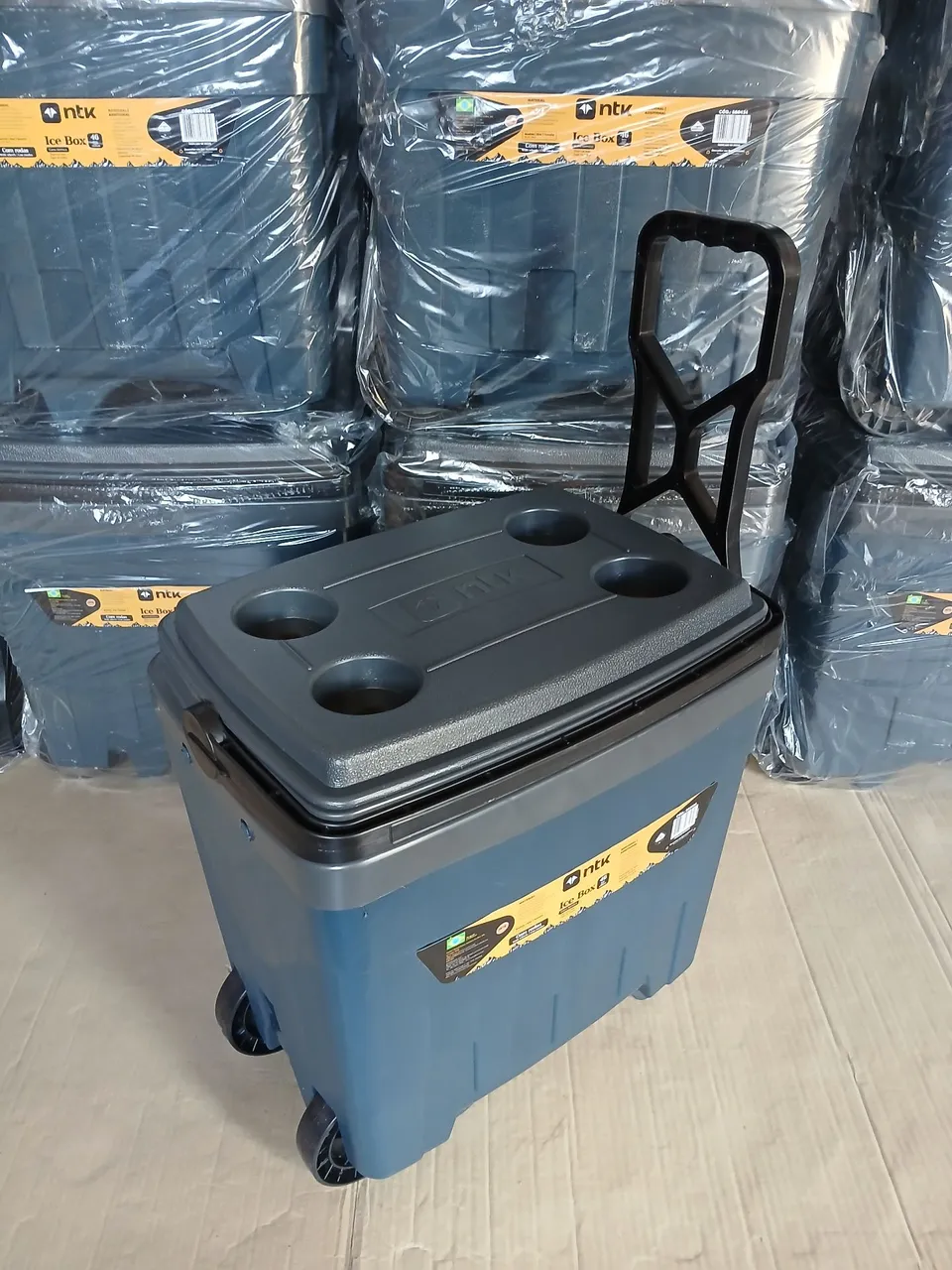 Vendo Caixa térmica ICE BOX NTK 34 litros com rodas