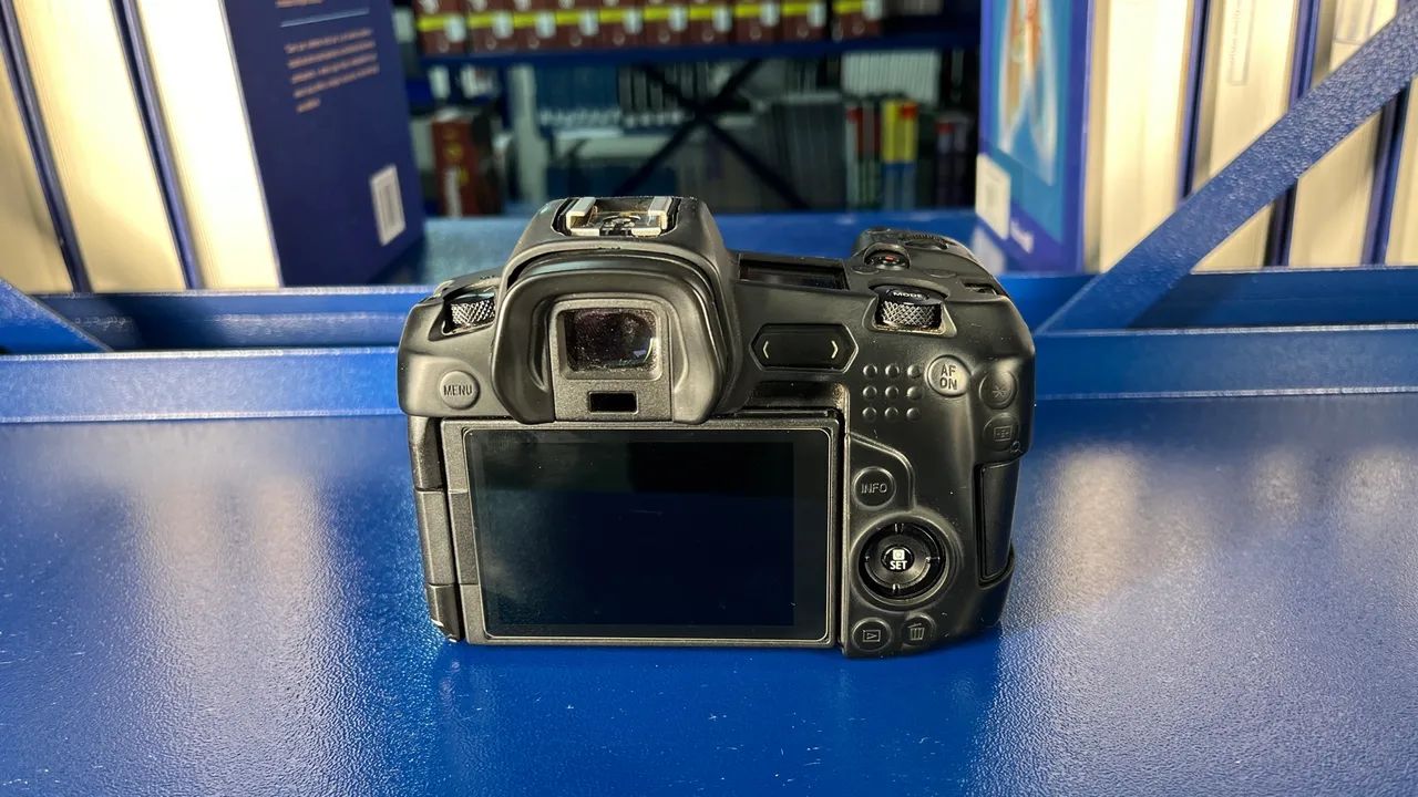 Canon Eos R + Bateria E Acessórios (Usado)