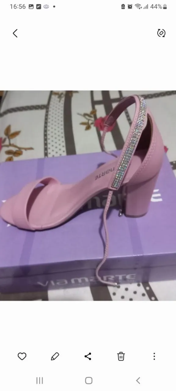 Sandália feminina rosa com pedrarias