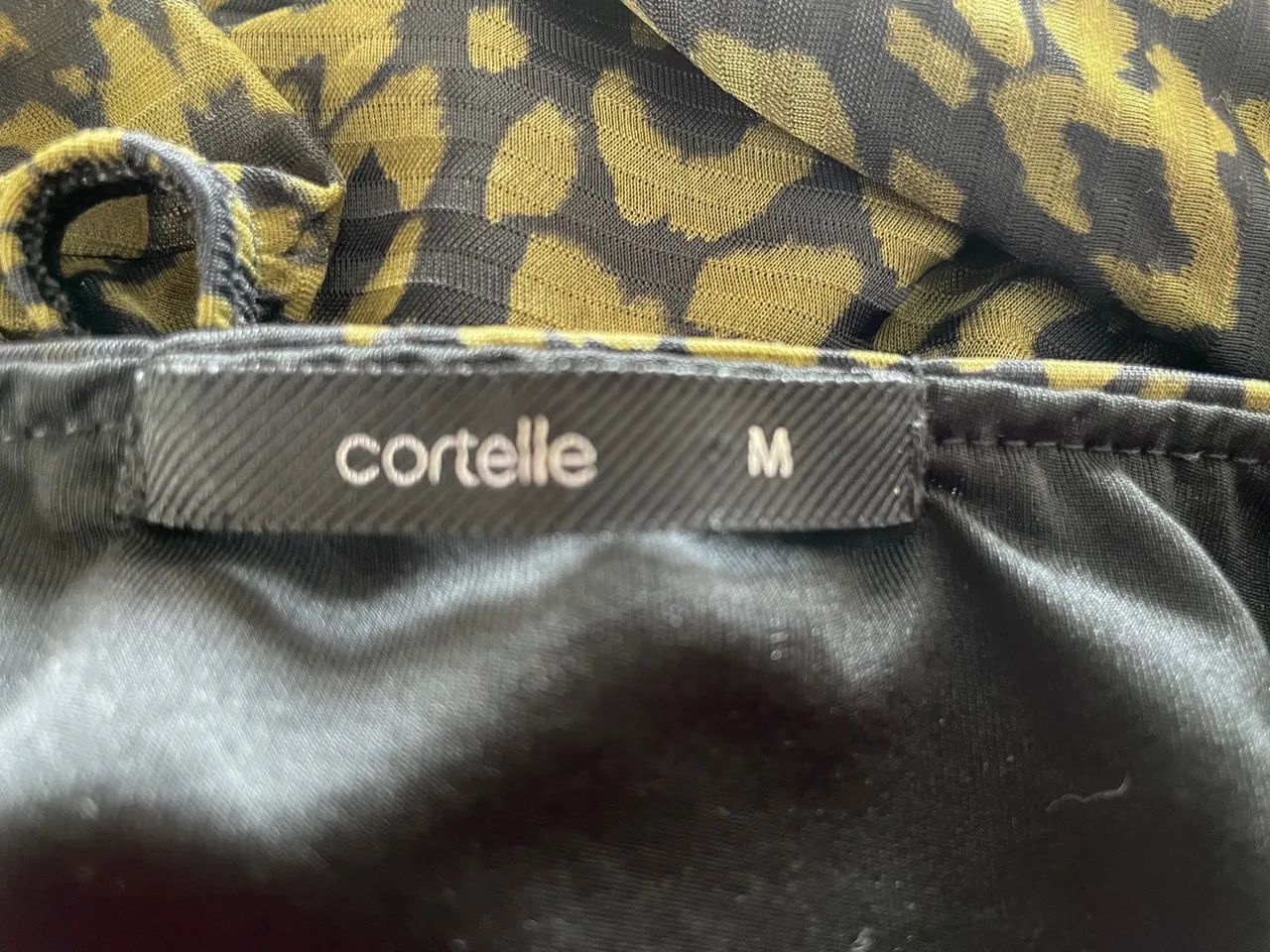 Vestido midi estampa verde musgo e preto tam M Cortelle - Foto 4