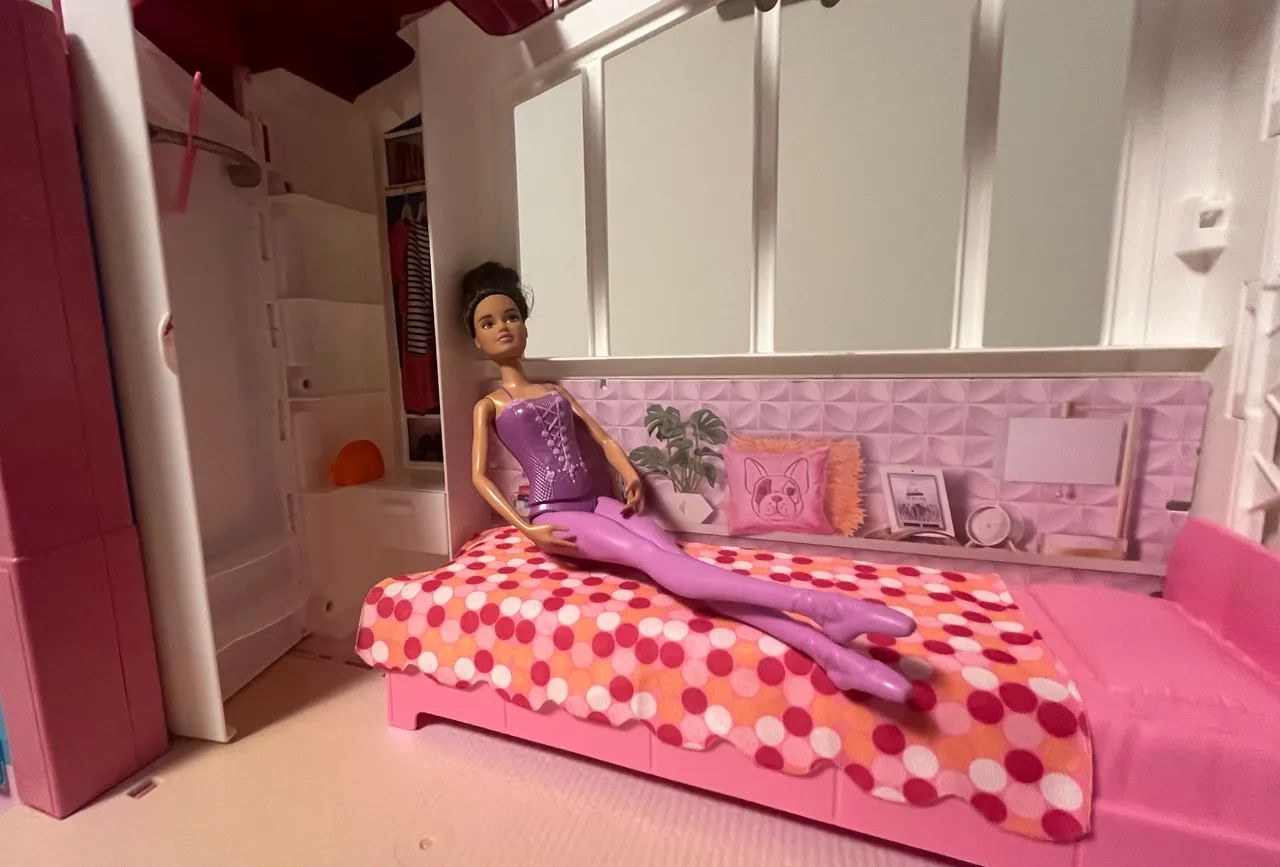 Casa da Barbie original com todas as peças da casa e mais duas barbies - Foto 3