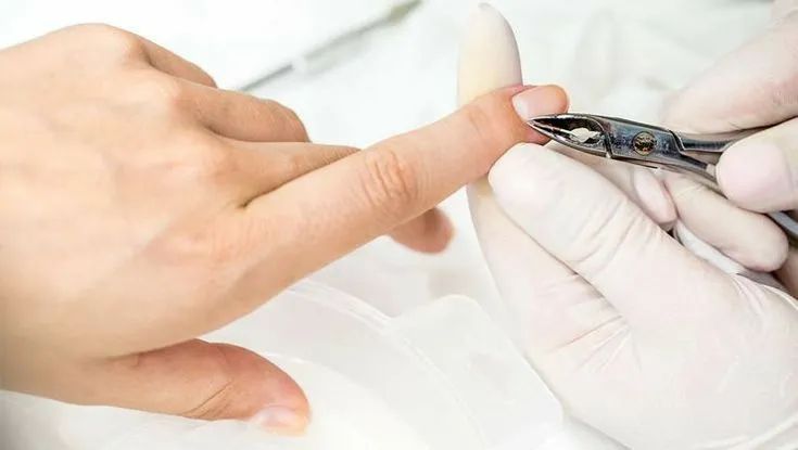 Precisa se de manicure e pedicure 