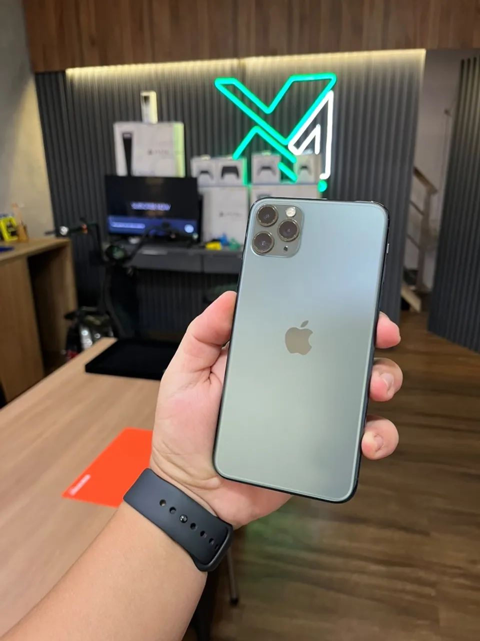 iPhone 11 pro maxx com garantia - entrego hoje  - Foto 2
