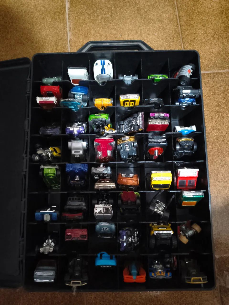 Caixa + coleção hotwheels  - Foto 2