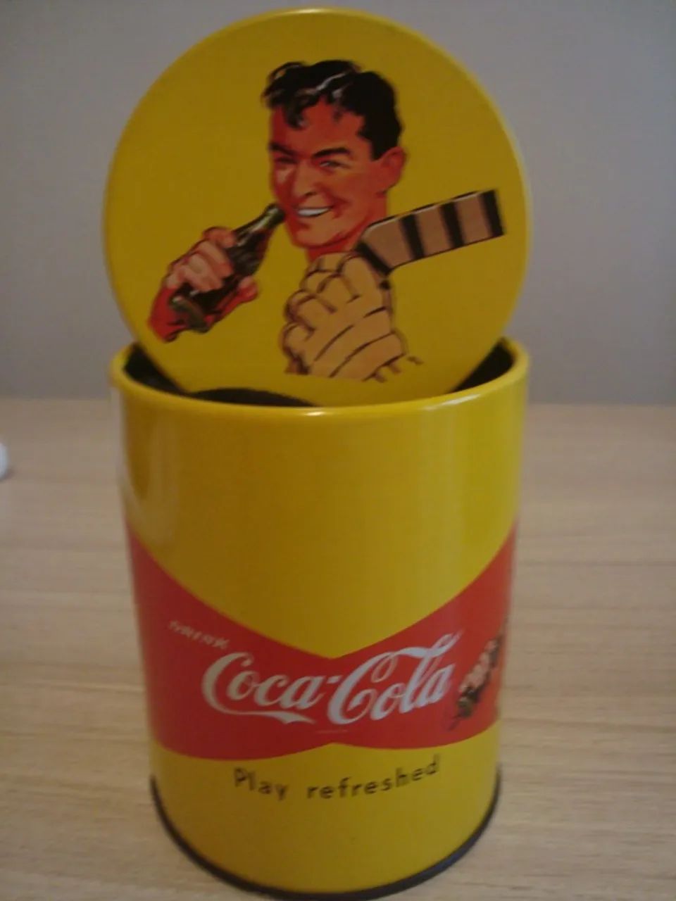 3 Latas Coca Cola com pares de meias - Foto 2