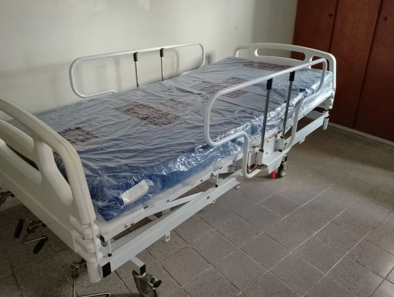 Cama hospitalar 3 manivelas 2 colchões  - Foto 5