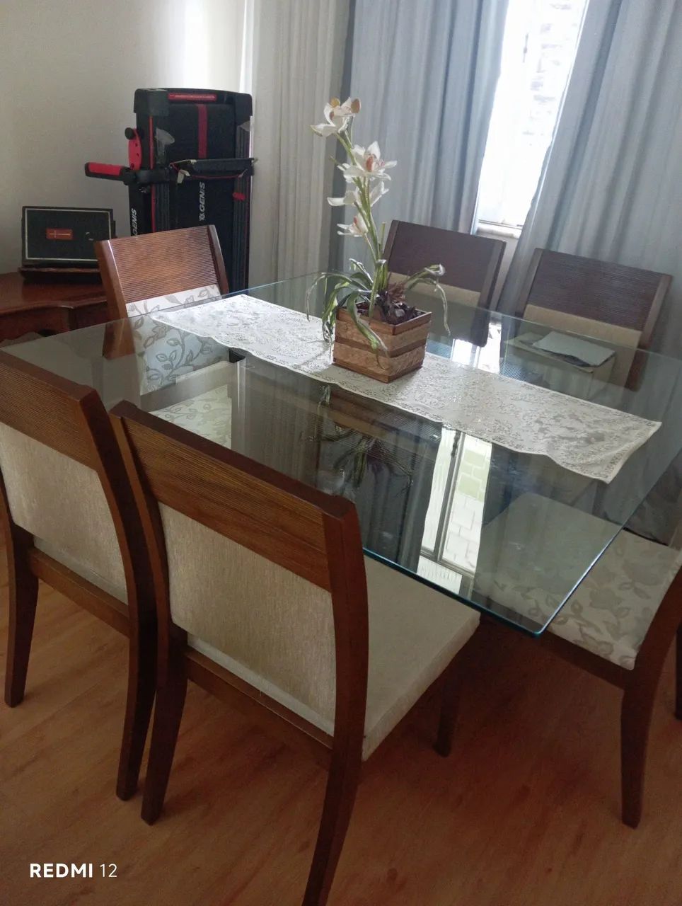 Uma mesa  com 4 cadeiras