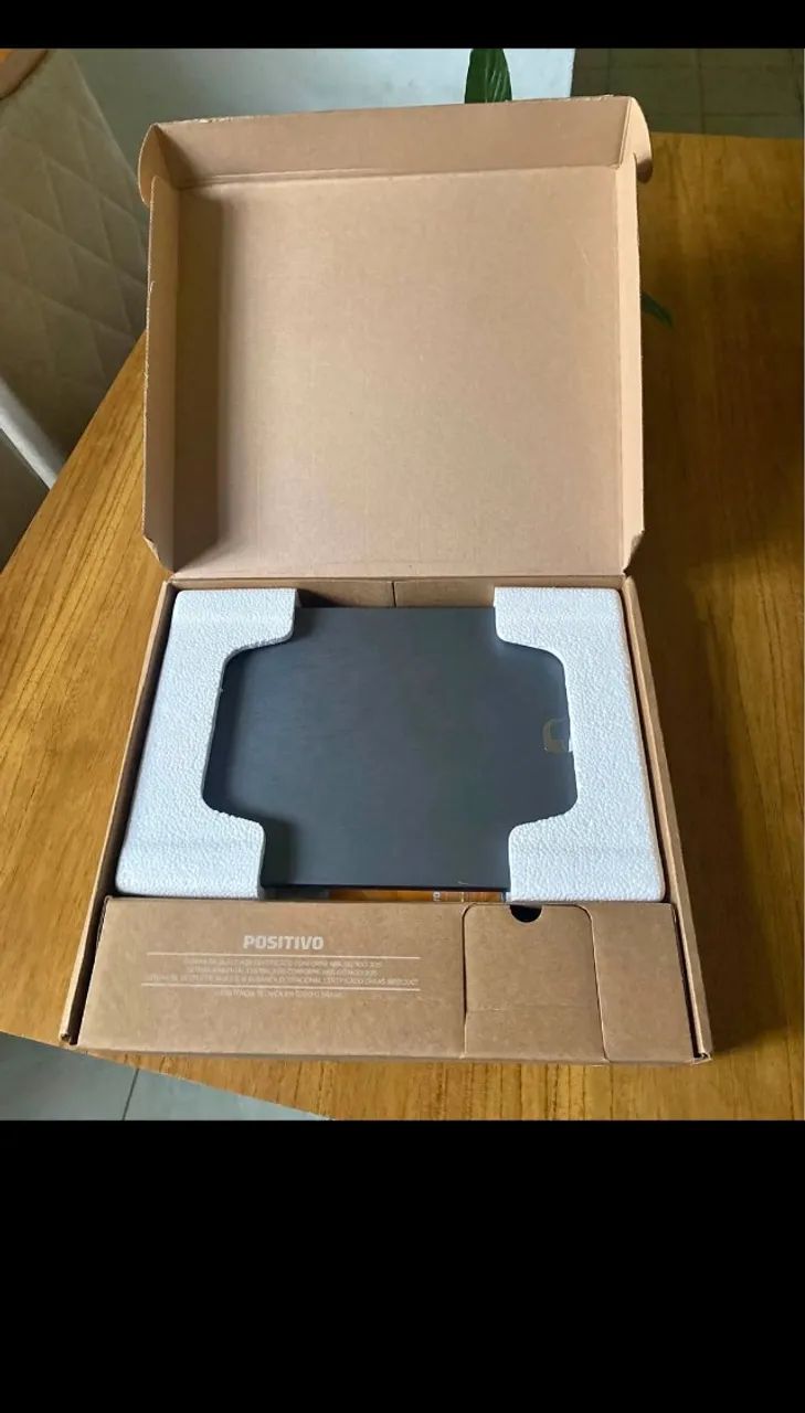 Notebook Positivo novo com acessórios 