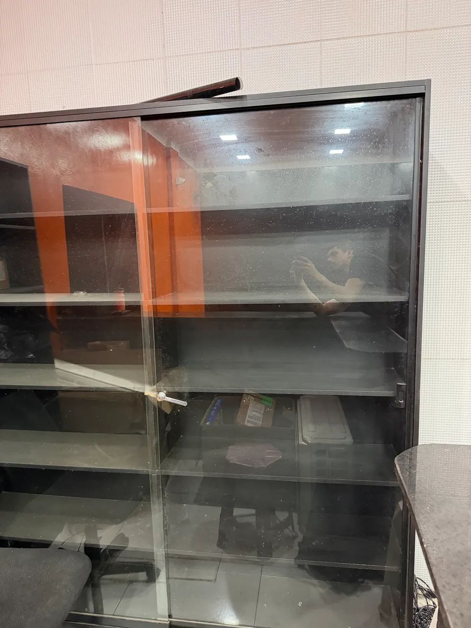 Expositor em MDF com portas de vidro - Foto 3