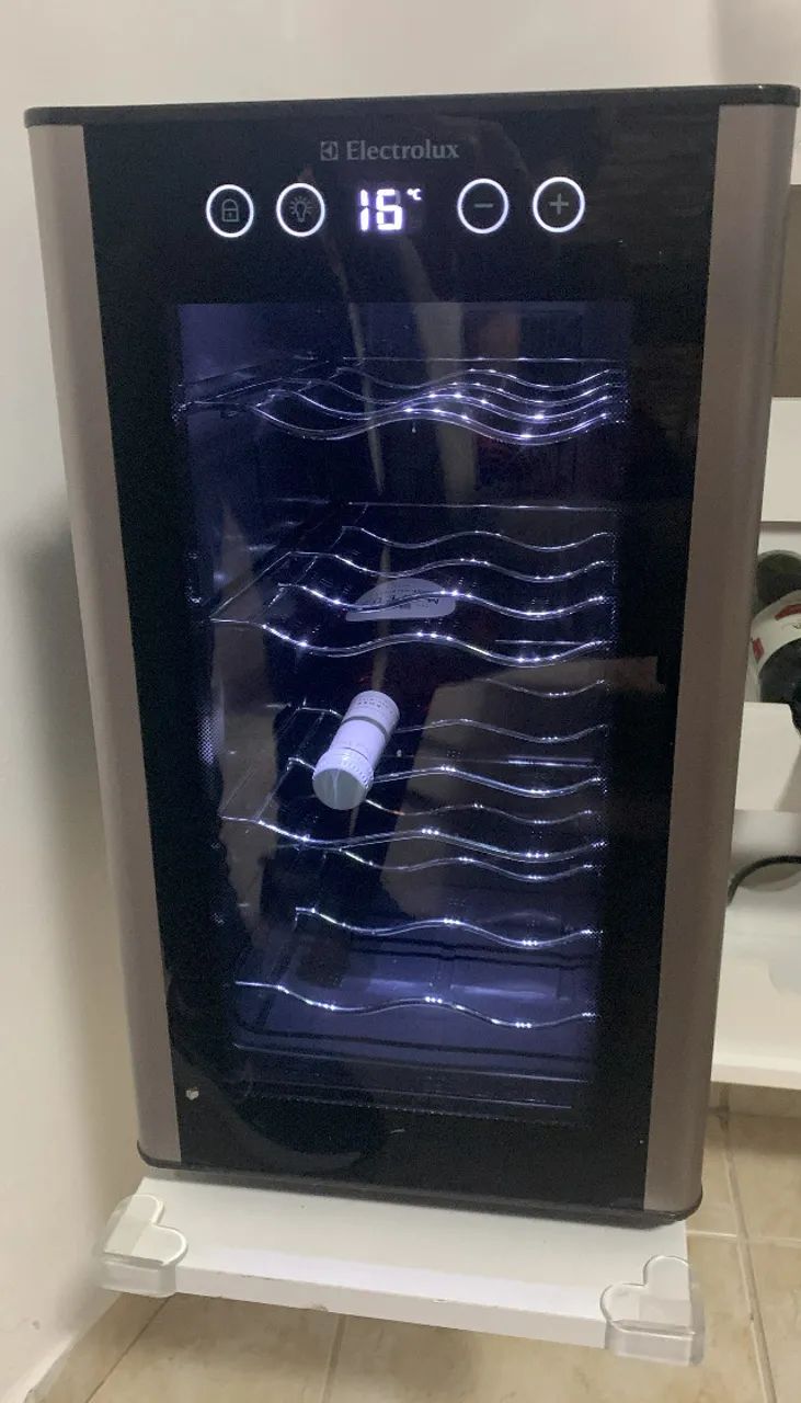 Adega de Vinho Climatizada Electrolux