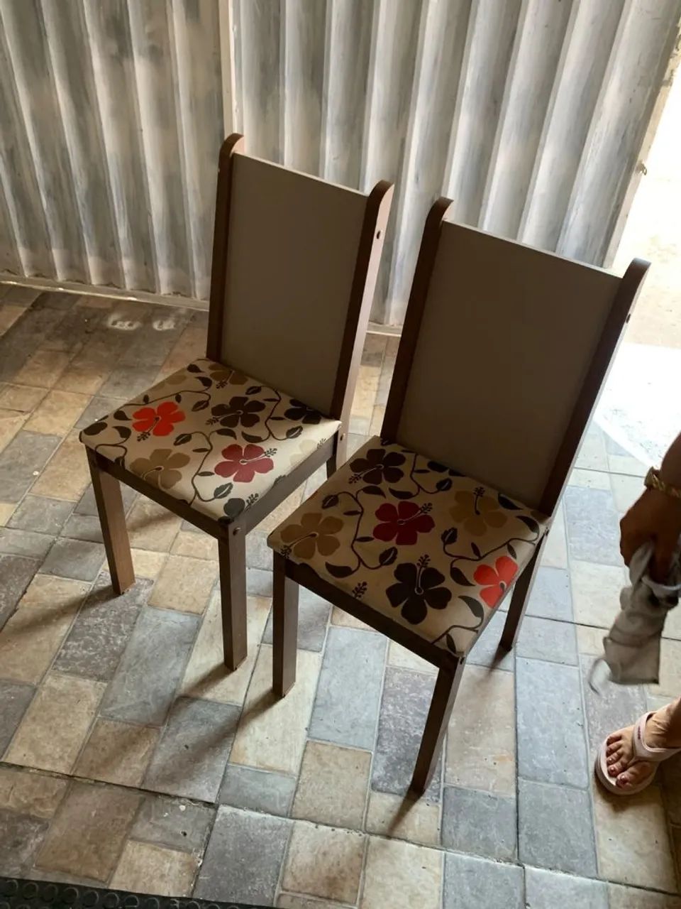 Vendo mesa de madeira com vidro em cima ,semi nova com 6 cadeiras . - Foto 2