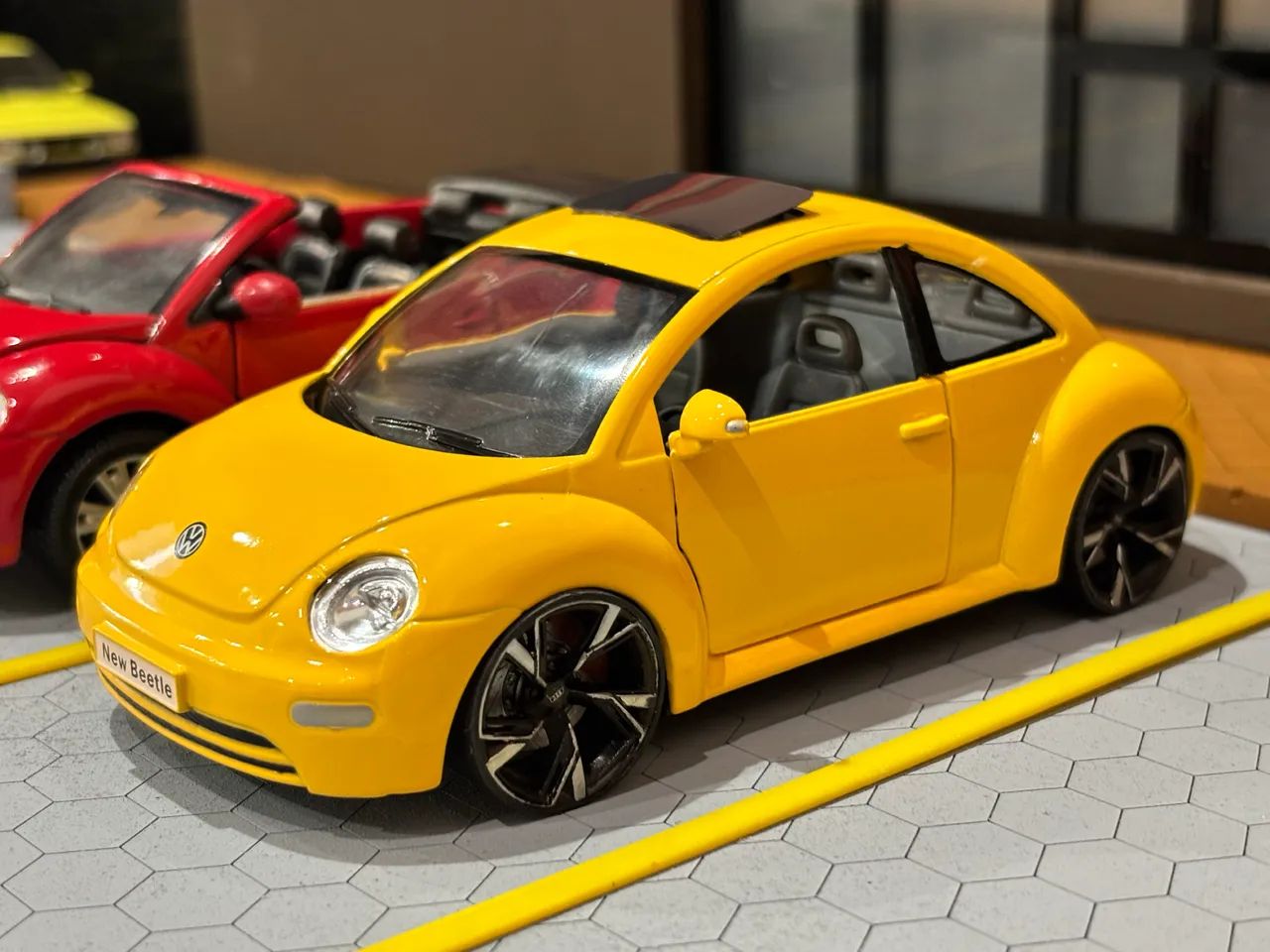 Miniatura VW New Beetle 1/24 Kinsmart Customizado  - Foto 3