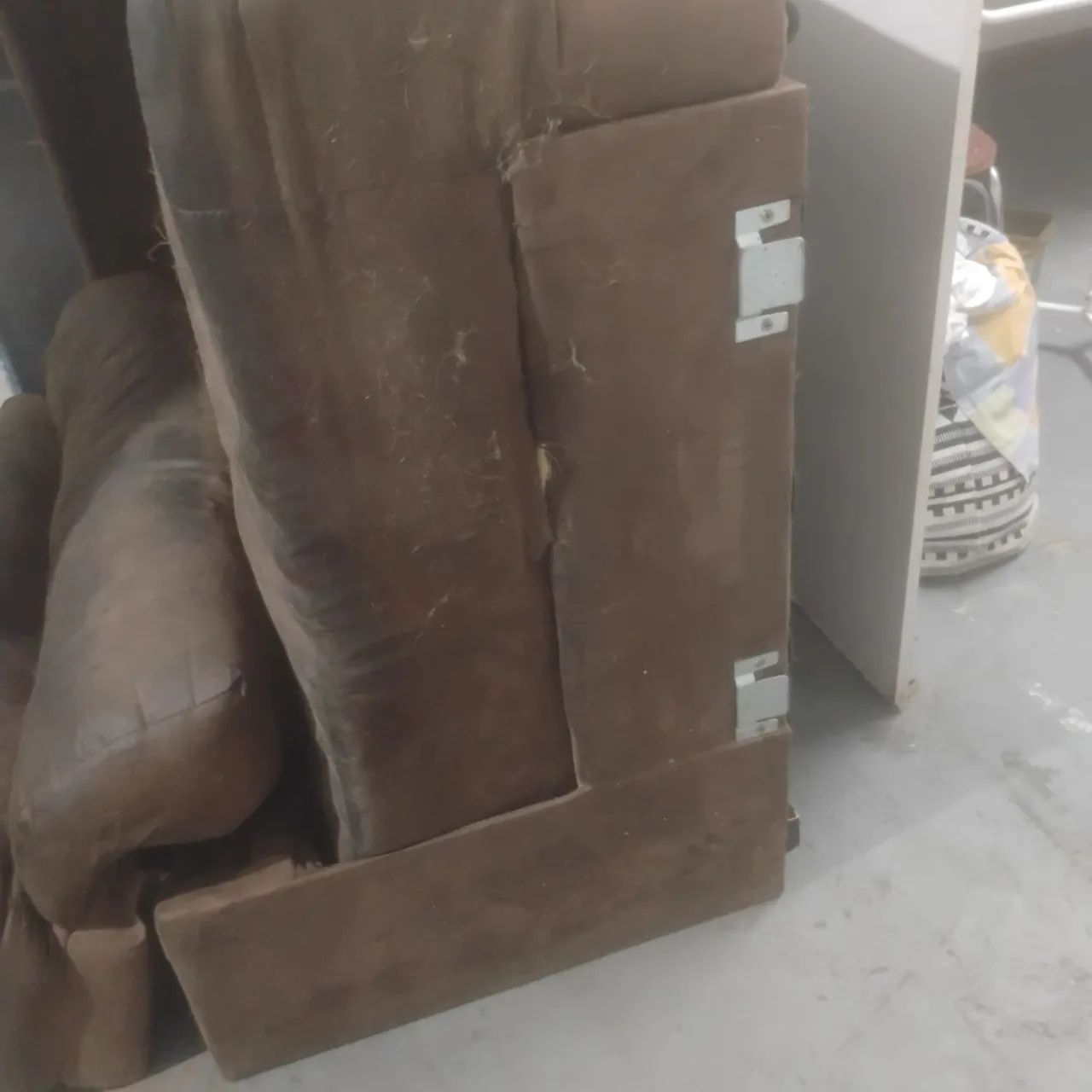 Vendo sofá, retrátil e reclinavel para reforma- Boa estrutura  - Foto 4