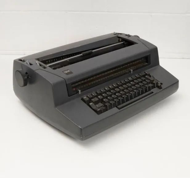 Máquina de escrever elétrica IBM usada funcionando perfeitamente 