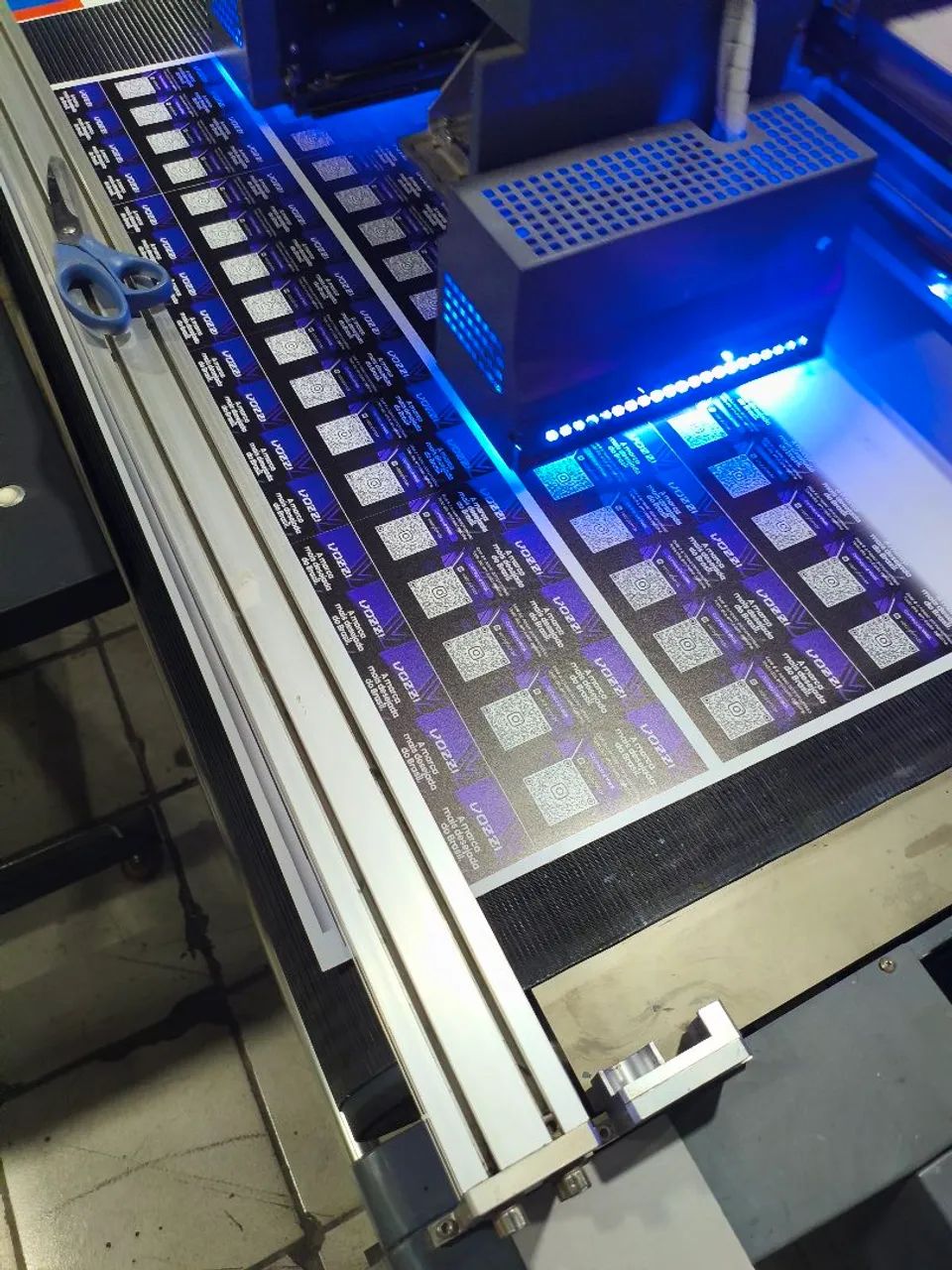 Impressora Plotter UV híbrida 1,90 boca, cmyk + w - Foto 4