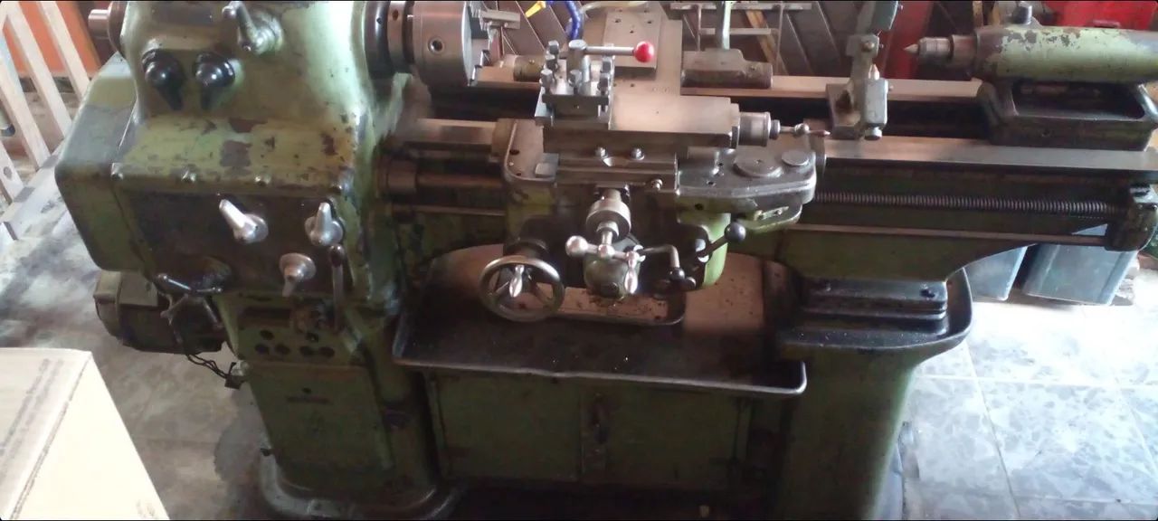 Torno mecânico, marca TOS  28s. 