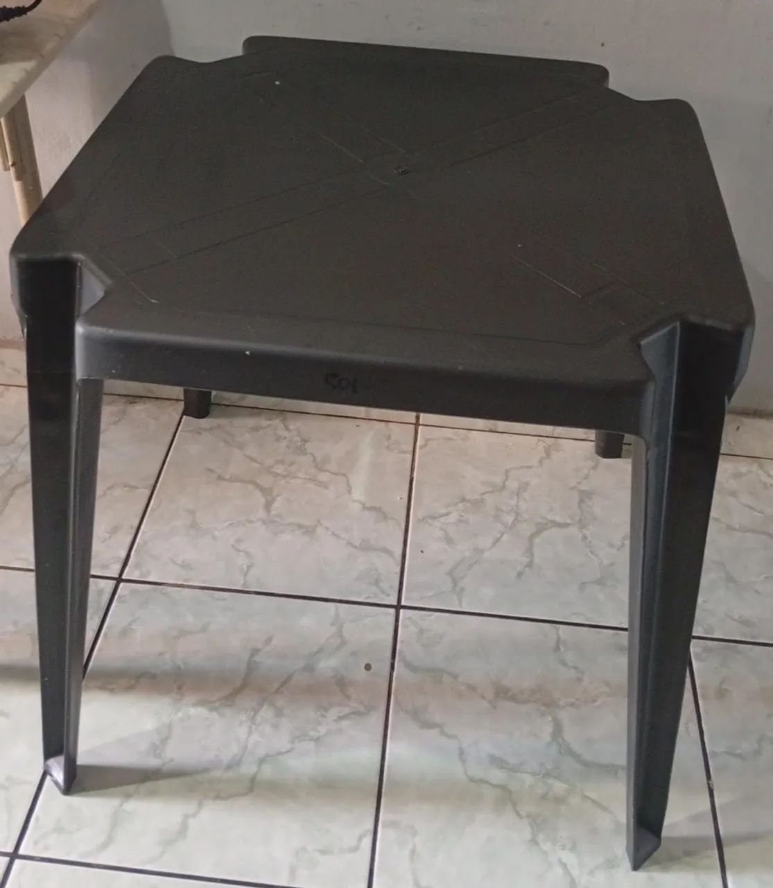 Mesa de plástico com 4 cadeiras  - Foto 2