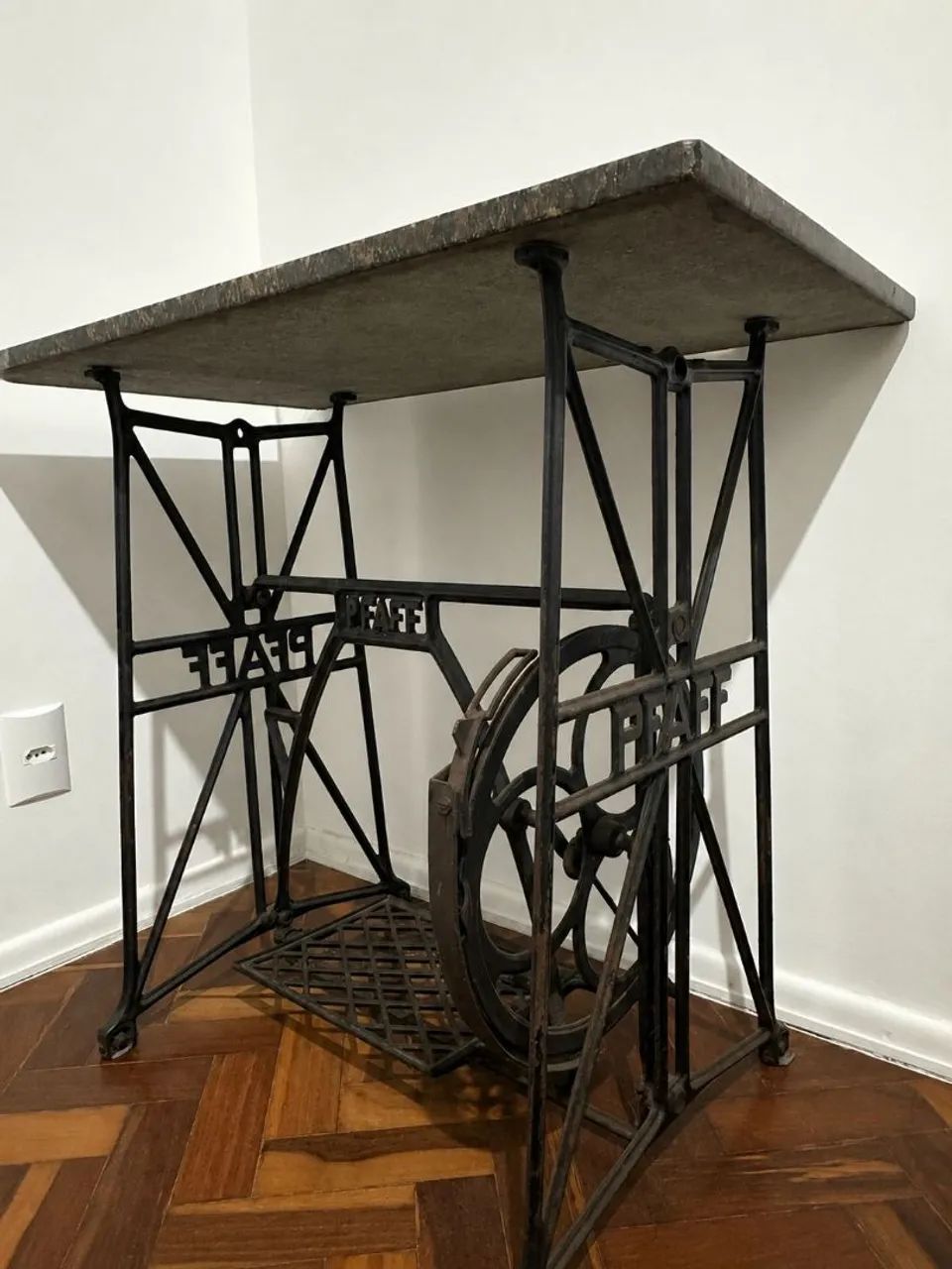 Mesa tipo aparador (pé de máquina com tampo granito)495438948026951683
