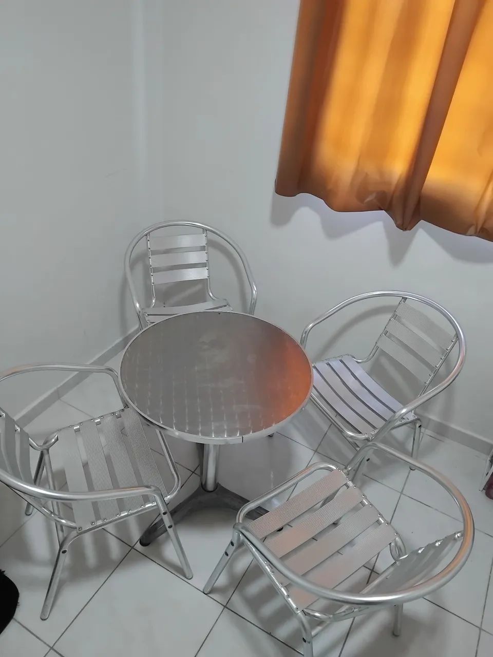 Mesa de ferro com 4 cadeiras - novinha