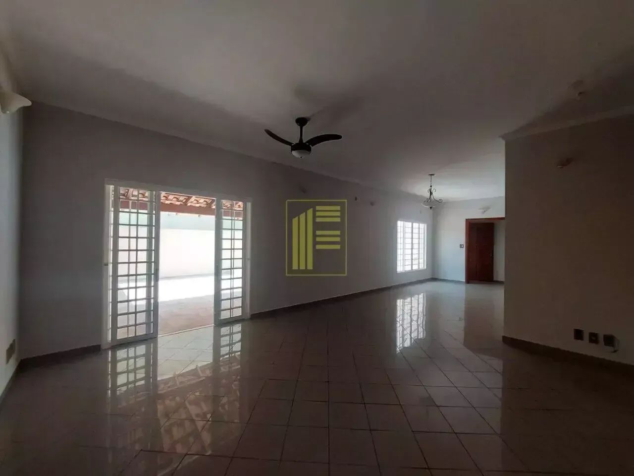 Casa térrea, reformada no bairro Aclimação, 03 suítes, 04 banheiros, piscina, quintal. Opo