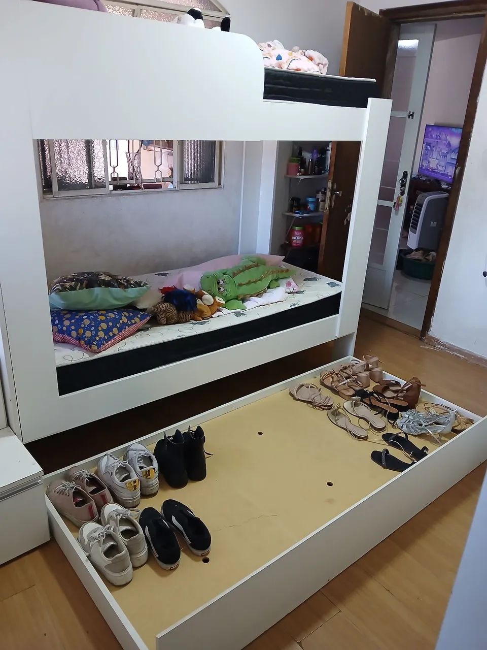 Cama beliche com uma cama adicional com quatro gavetas que sao escadas - Foto 3
