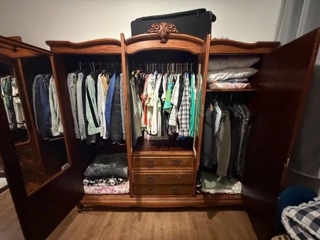 Guarda roupas antigo - Foto 2