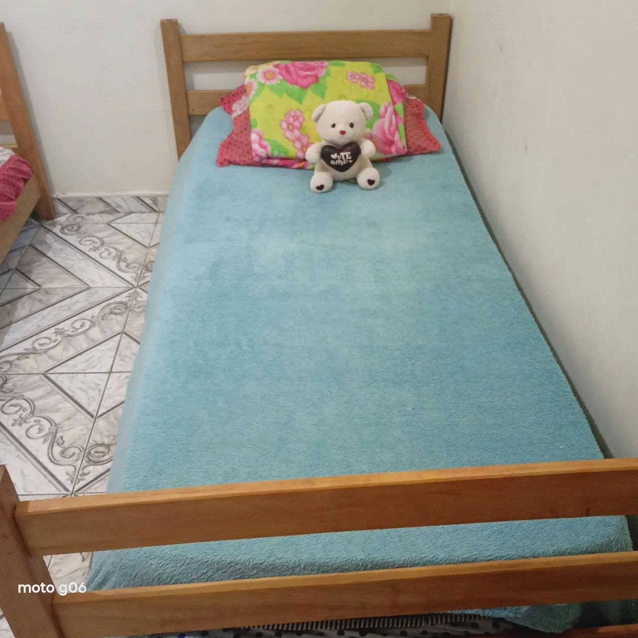 Vendo cama de solteiro 