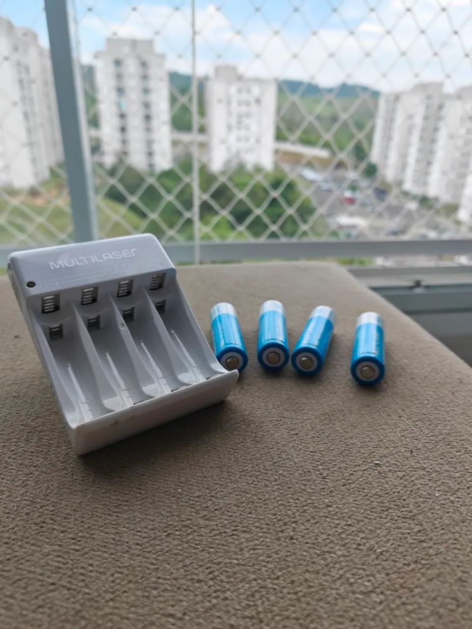 Carregador de Pilhas AA Multilaser + 4 Pilhas - Foto 3