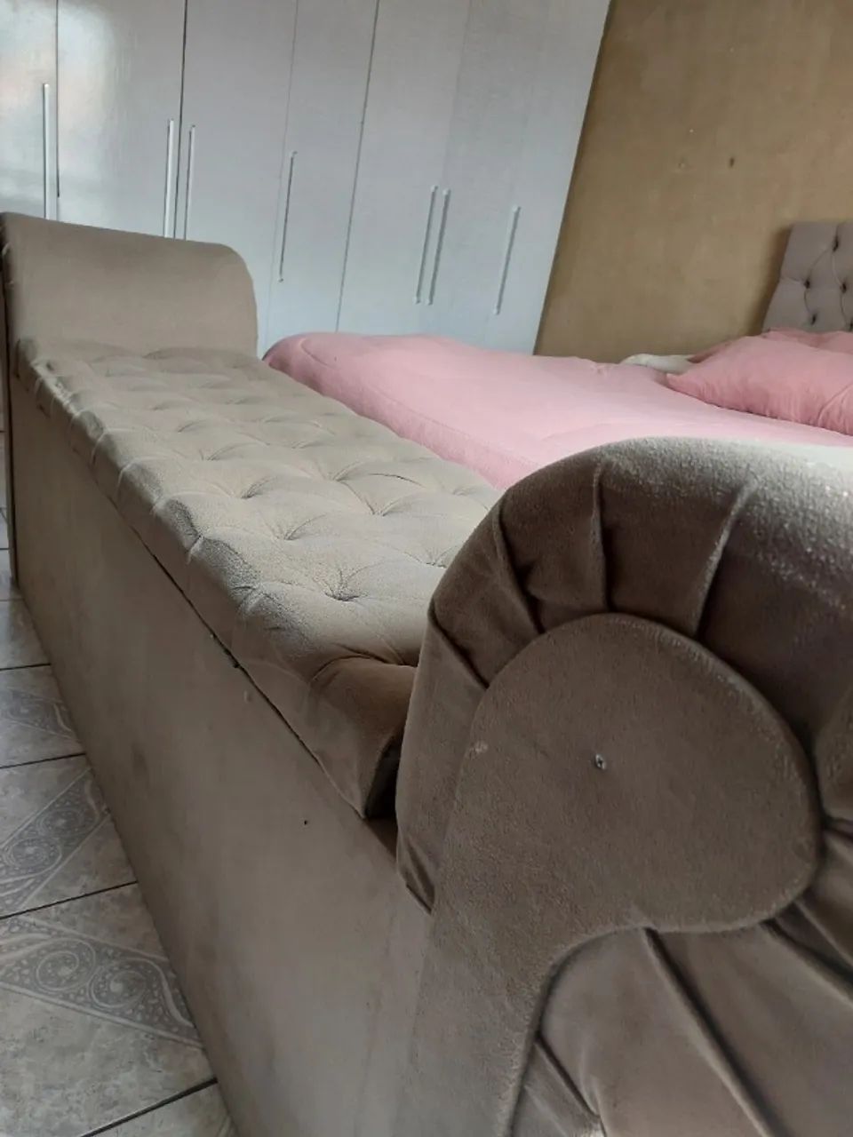 Bau para cama King em camurça 