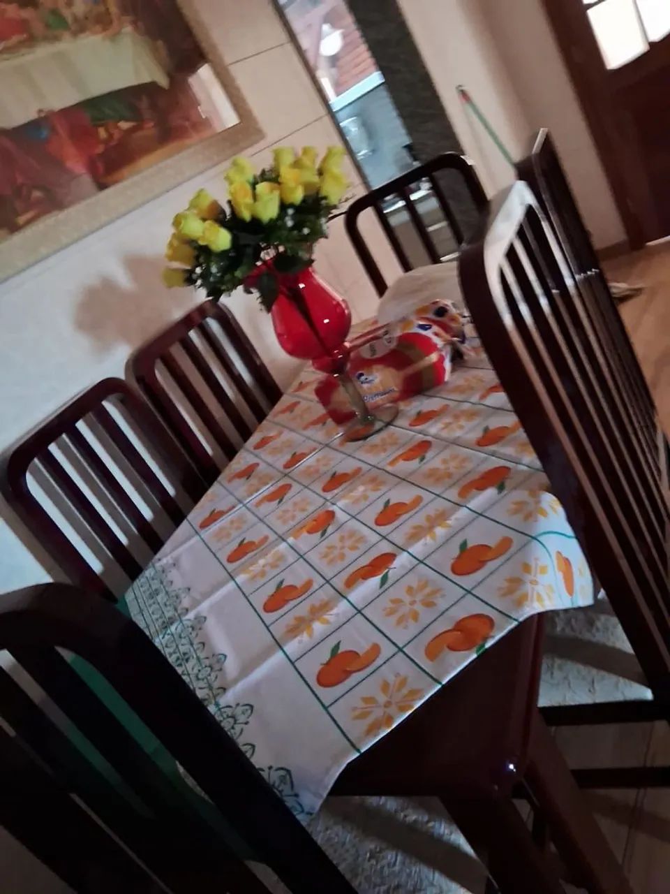 Buffet e Mesa com 6 cadeiras.