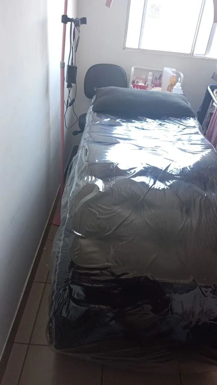 Maca, mocho, luminária e todos os materiais para cilios e sobrancelhas 