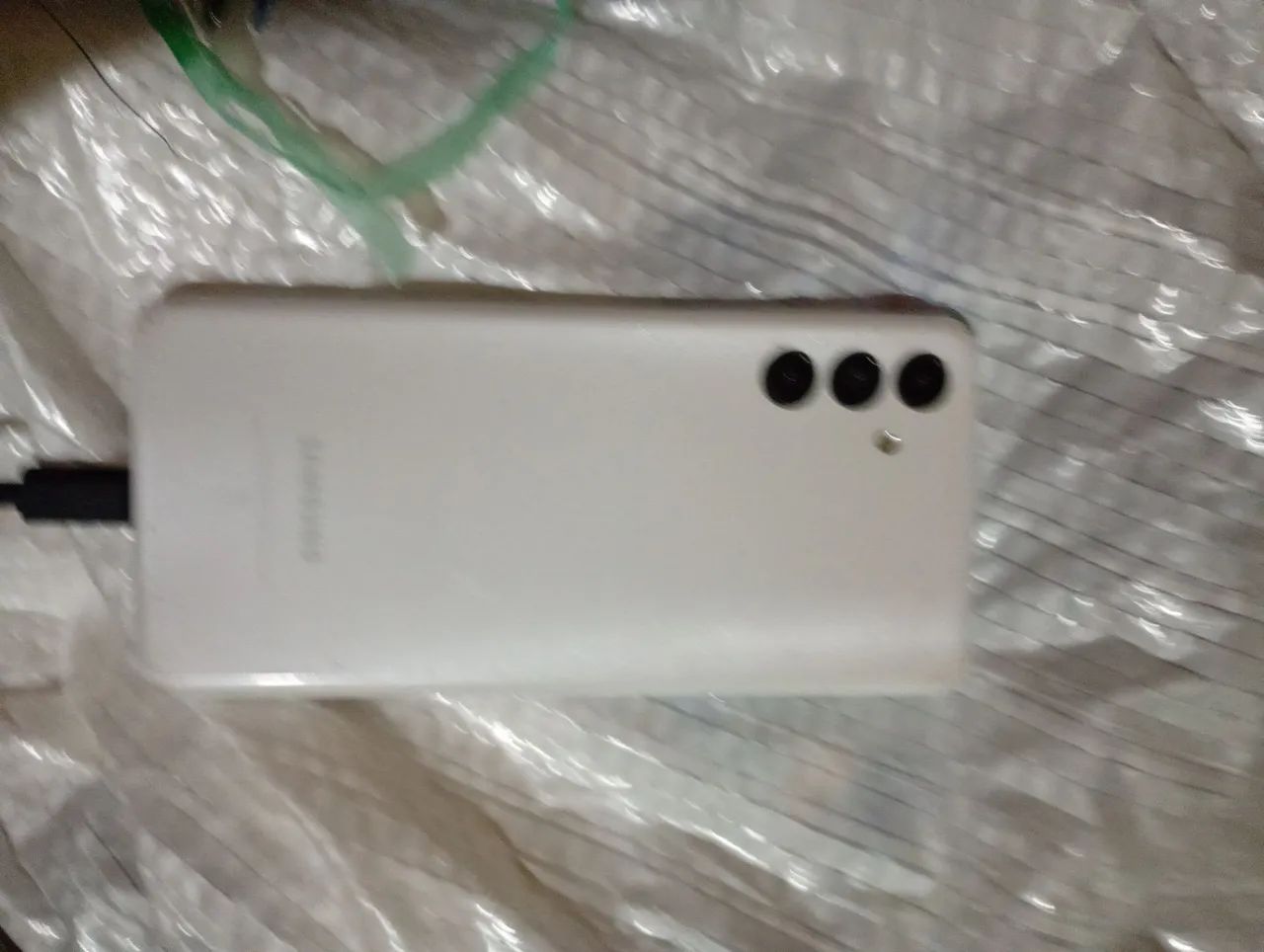Samsung Galaxy A04s branco com capinha tela quebrada 