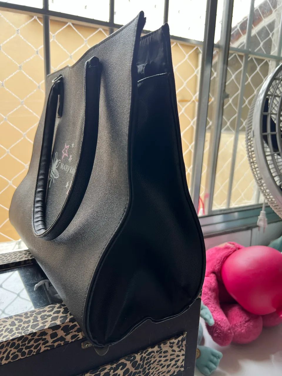 Bolsa Mary Kay Grande Preta Estampada - Ótimo Estado - Foto 3