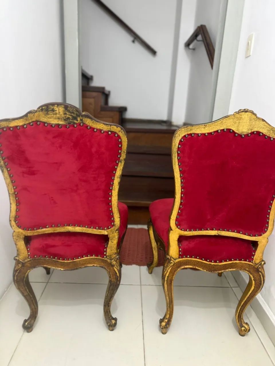 Par de Cadeiras Clássicas Luis XV em Veludo Vermelho - Sofisticação e Charme - Foto 2