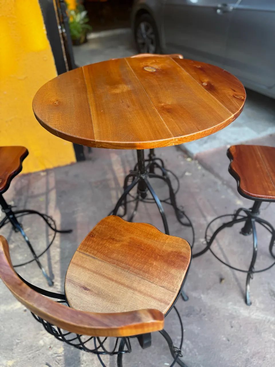 Mesa em madeira maciça com ajustes de altura para bares e restaurantes  - Foto 5