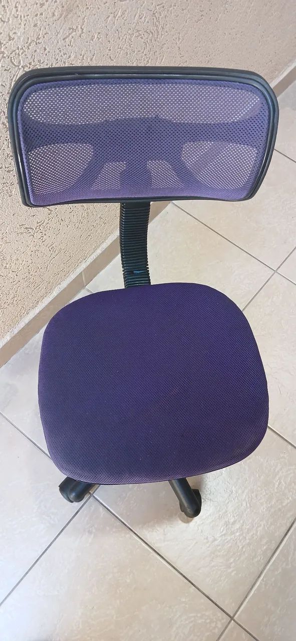 Cadeira giratório para escritório cor roxa - Foto 2