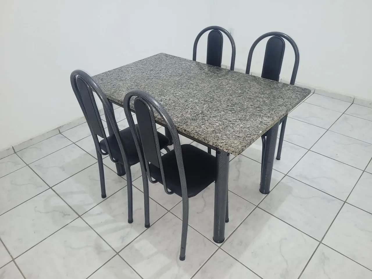 Mesa de Granito com 4 Cadeiras - R$ 650 - Foto 3