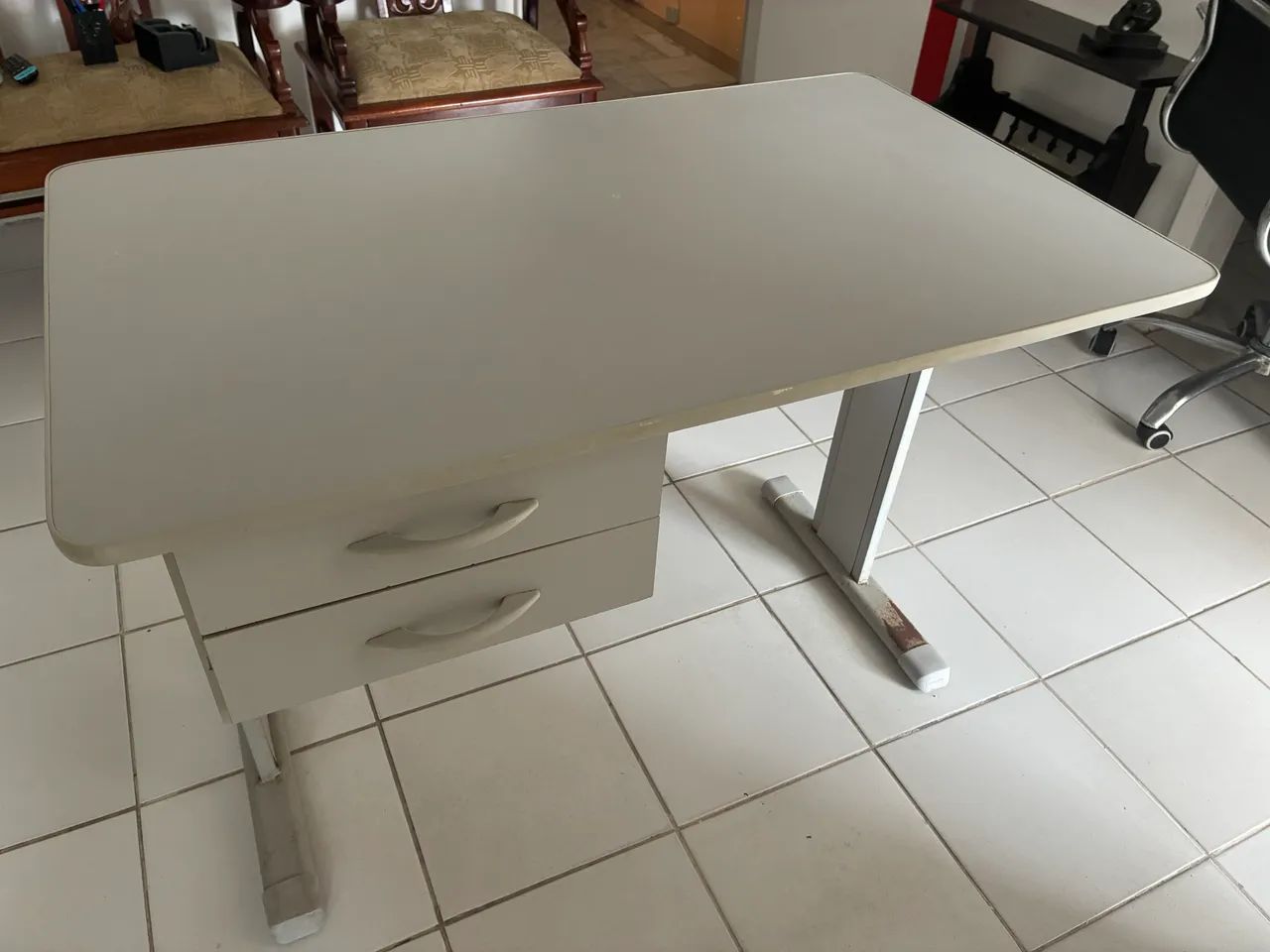 Mesa de escritório com 2 gavetas e cadeira