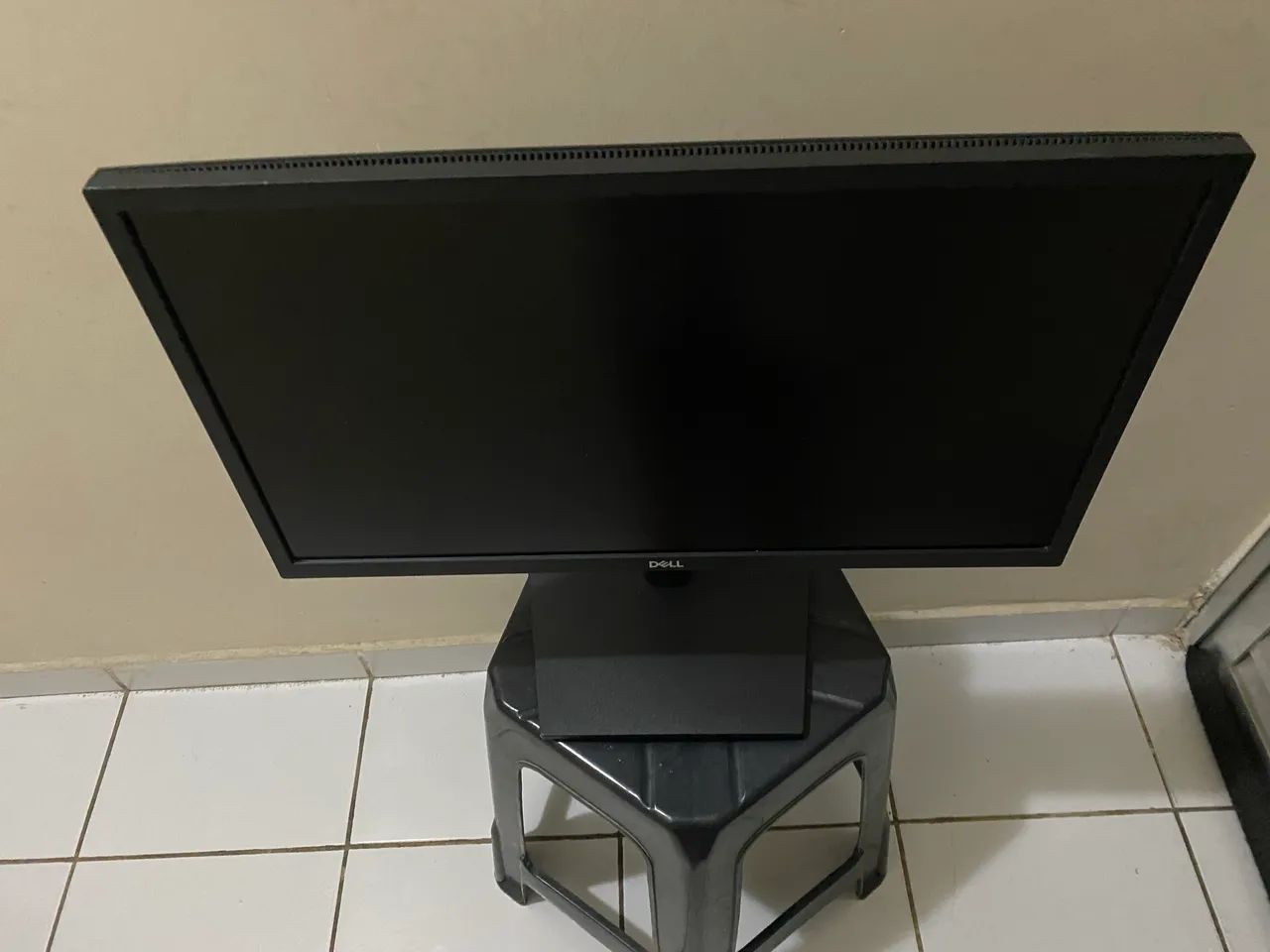 Possui resolução Full HD (1920 x 1080).  A taxa de atualização é de 75 Hz 