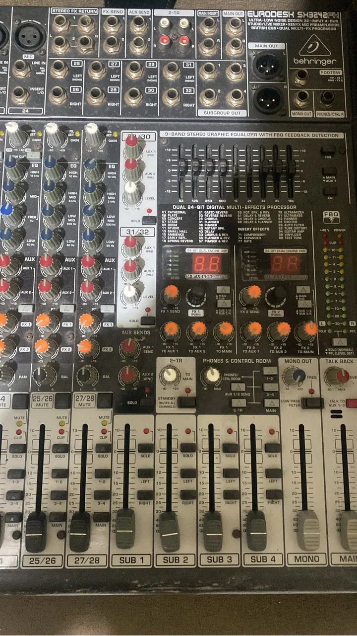 Mesa de som Behringer 32 canais 