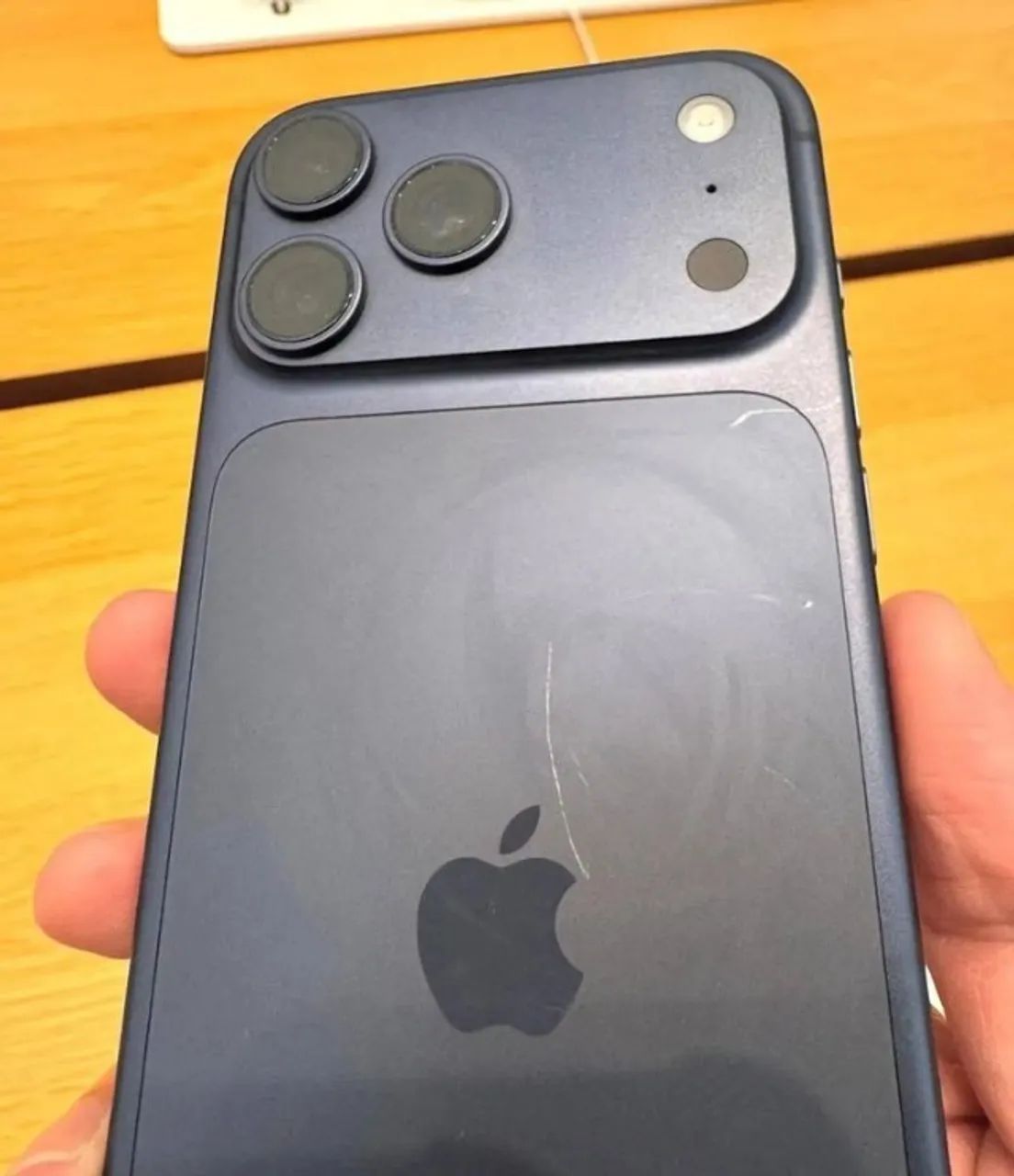 vende-se iPhone 17 com a traseira quebrada - Foto 2