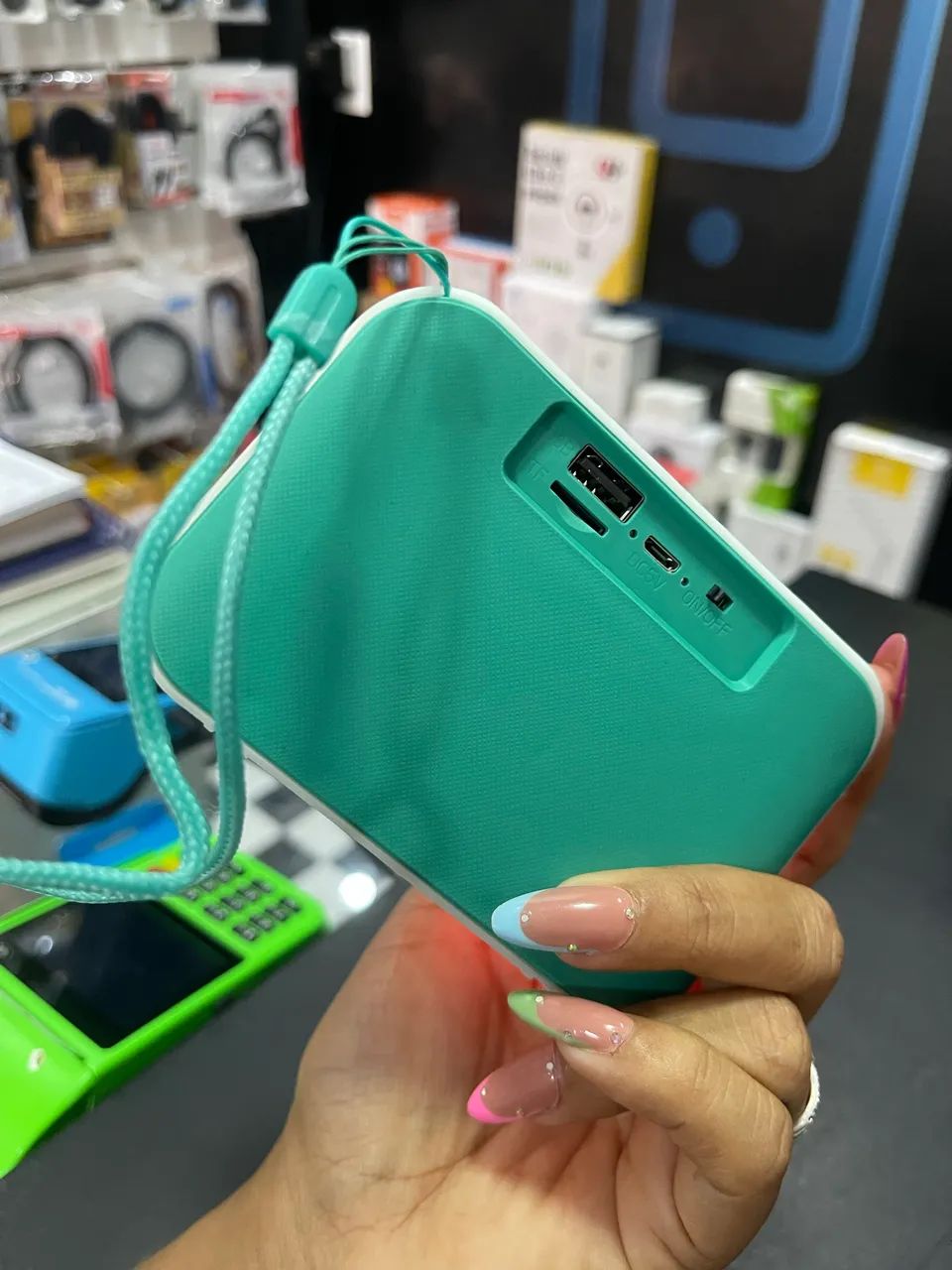caixa de som portátil Bluetooth da marca Heyld, modelo HY-2111.   - Foto 4