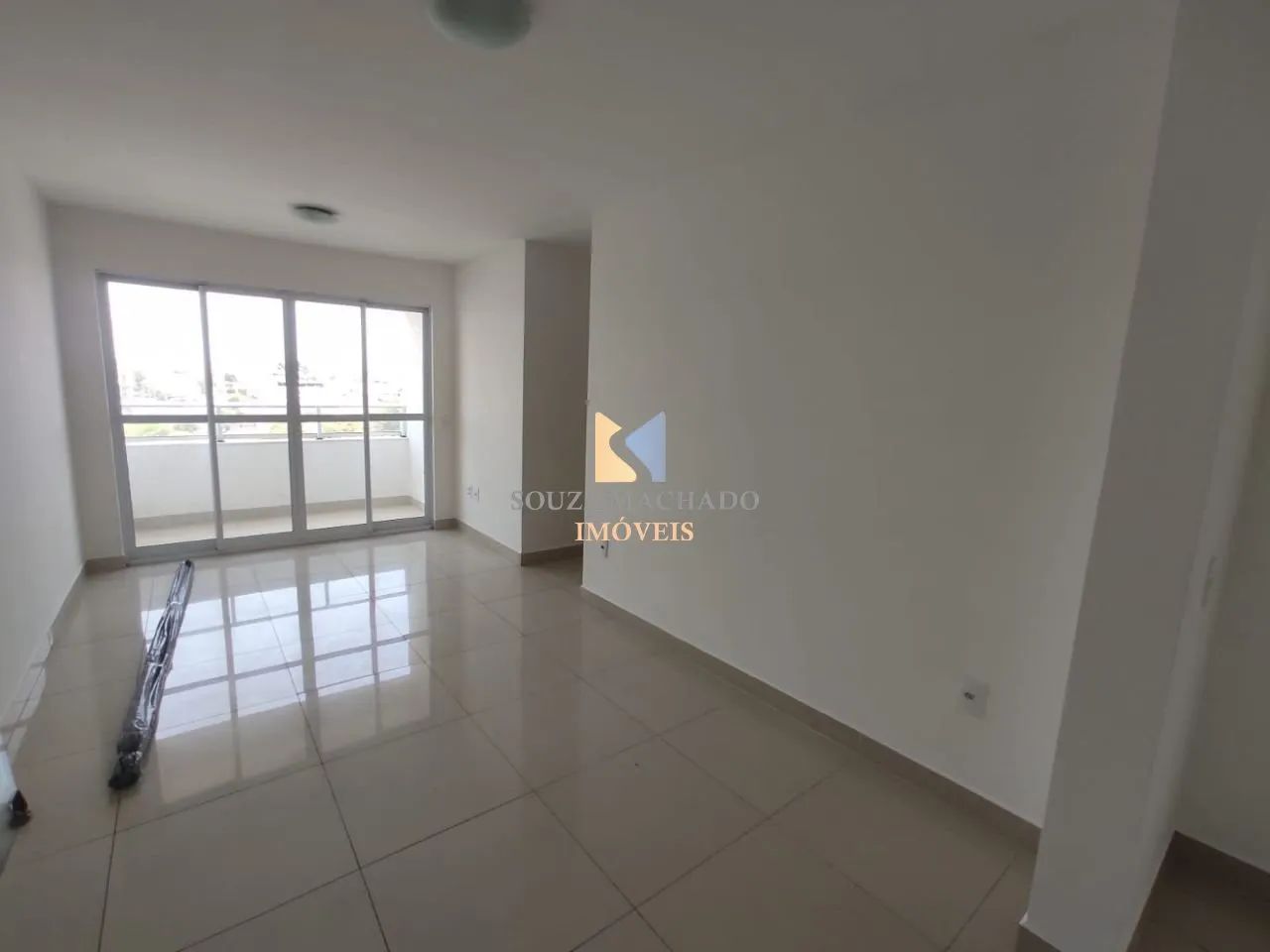 Ótimo apartamento, sala ampla com varanda, piso em porcelanato, 3 quartos - Foto 4